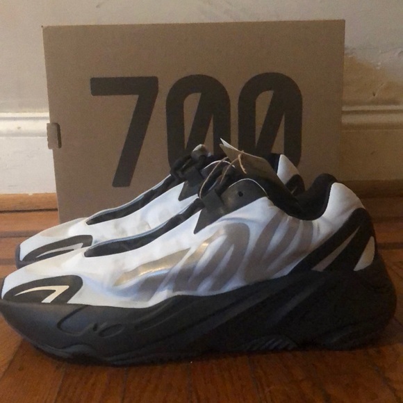 **BRAND NEW**  size 10 m YEEZY 700 MNVN BLUE TINT